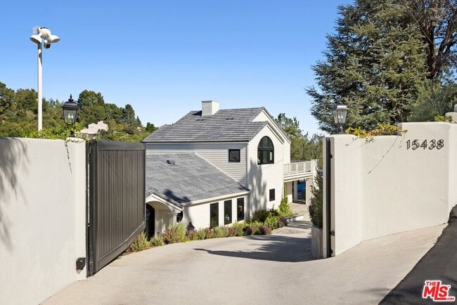 Building Photo - 15438 Mulholland Dr
