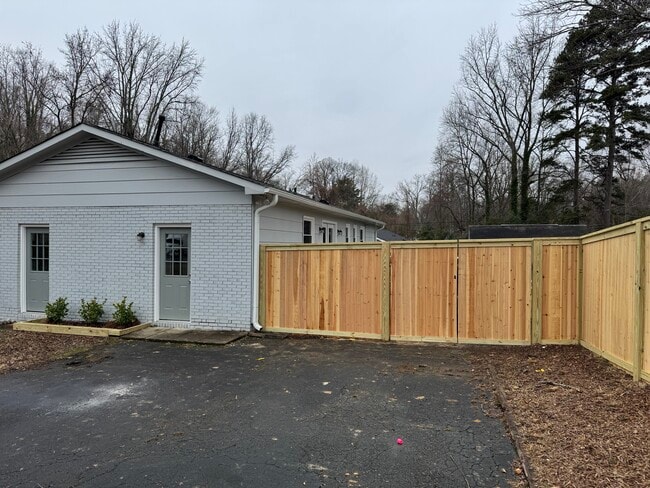 Foto del edificio - 3729 Woodleaf Rd