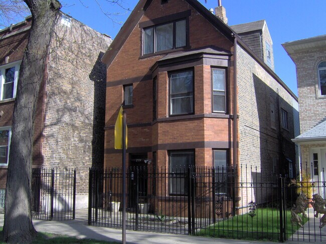 Building Photo - 2554 W Winnemac Ave