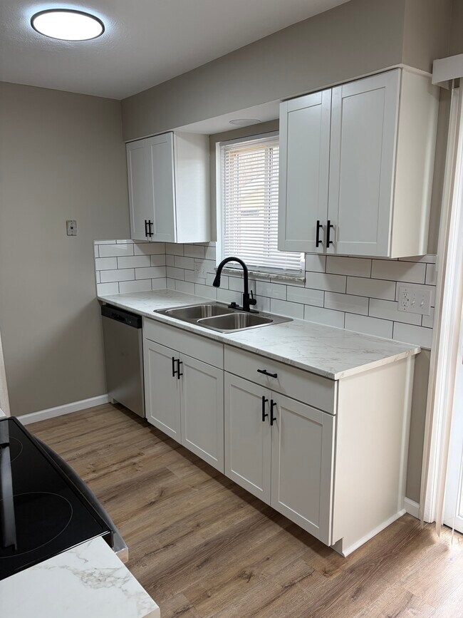 Foto del edificio - 2728-2738-2738 Juno Pl