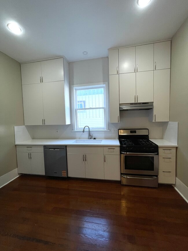 Kitchen - 501 W Mistletoe Ave