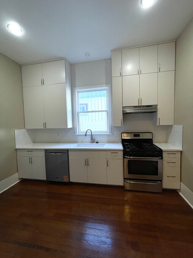 Kitchen - 501 W Mistletoe Ave Townhome