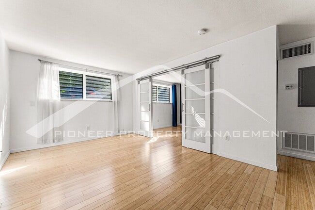 Building Photo - Updated Condo with Central AC and Assigned...