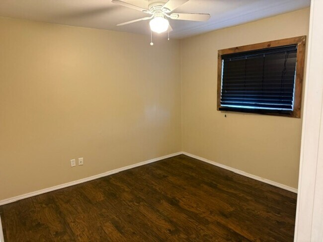 Building Photo - 2913 N Mann Dr