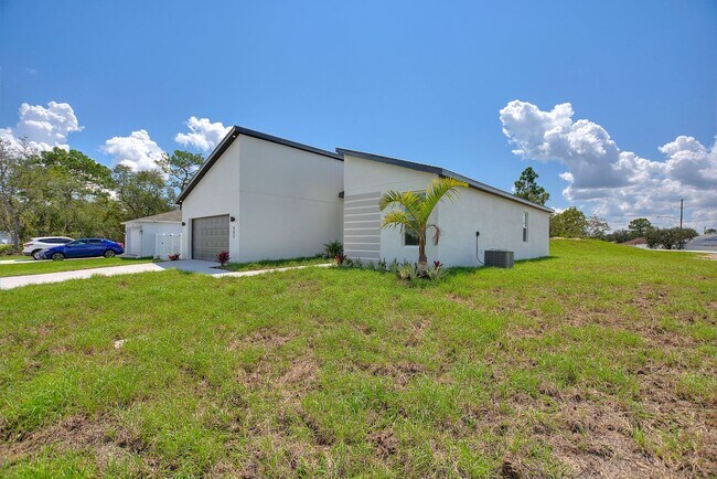 Building Photo - BRAND NEW HOME! Modern, energy efficient h...
