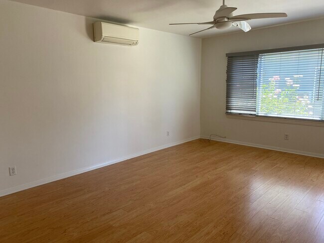 Building Photo - 1214 N Screenland Dr