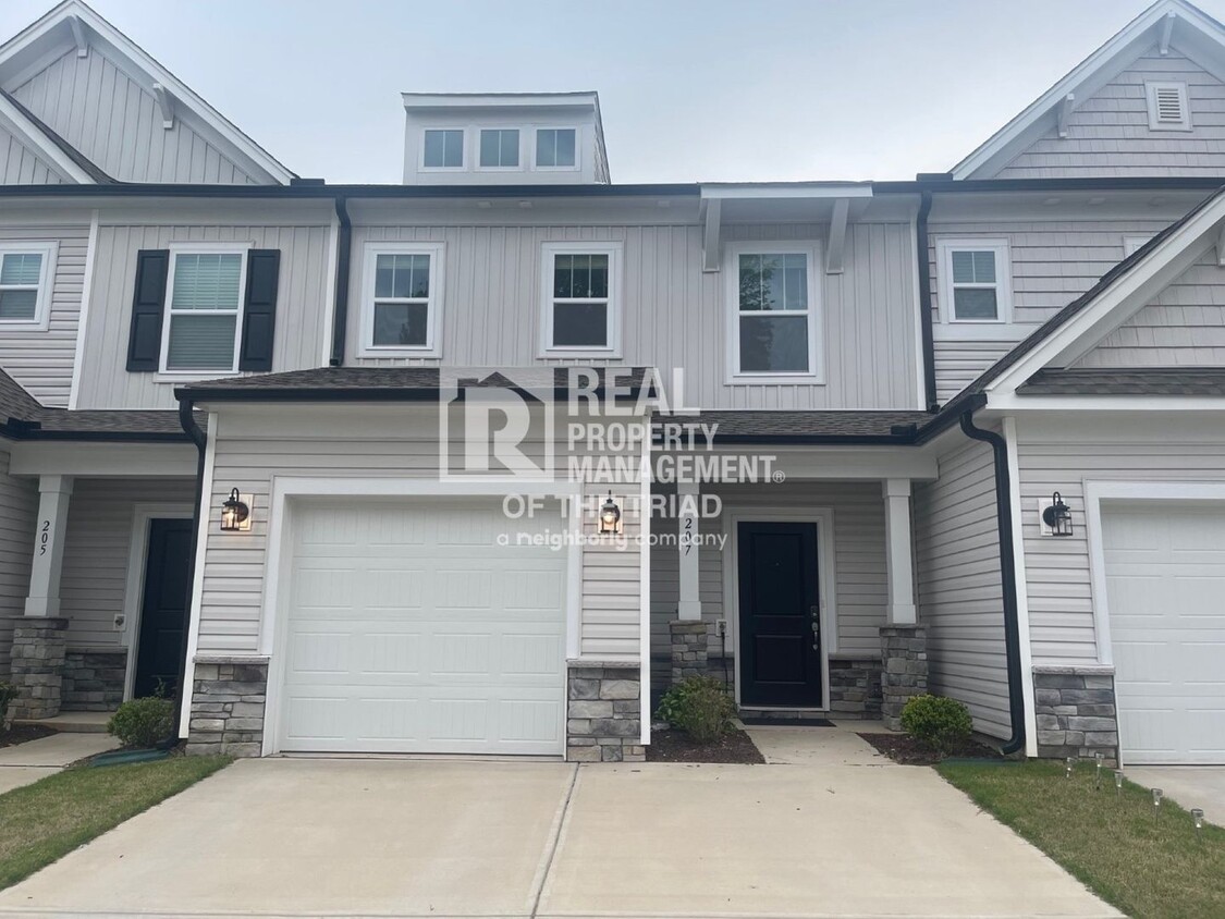 Foto principal - New Construction 3bd/2.5ba Townhome in NE ...