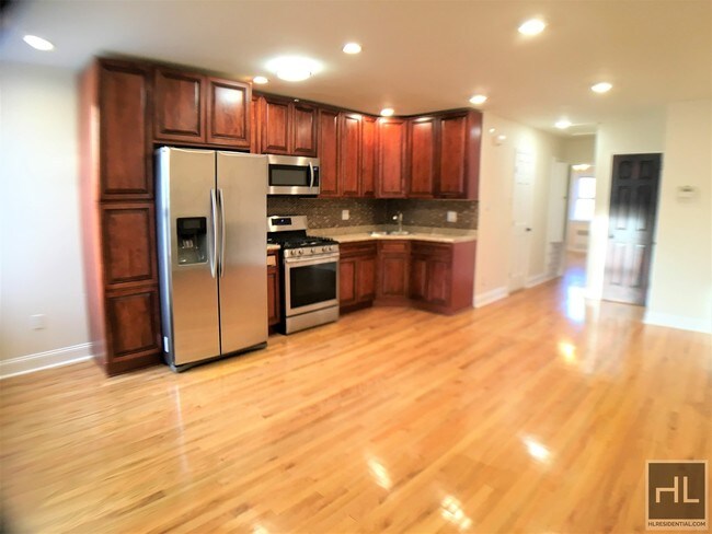 Foto del edificio - 647 E 85th St