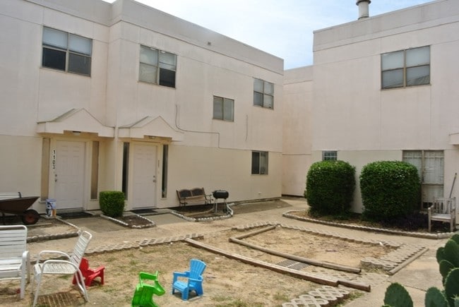 Building Photo - 11043 Albury Dr