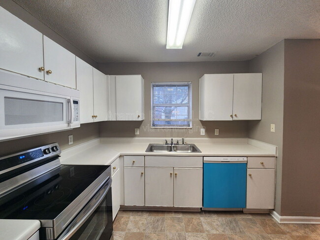 Building Photo - 5886 Ravensway Dr