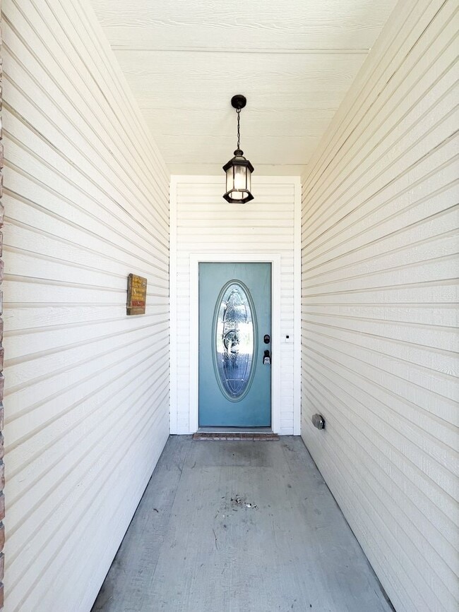 Building Photo - Available 7/16/2025 Beautiful 1 story, 4 b...
