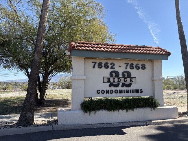 Foto del edificio - East side condo with community pool/spa/assigned covered parking place