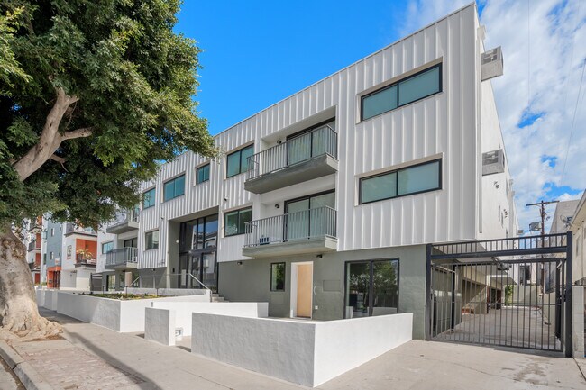 Building Photo - 1422 Tamarind Ave