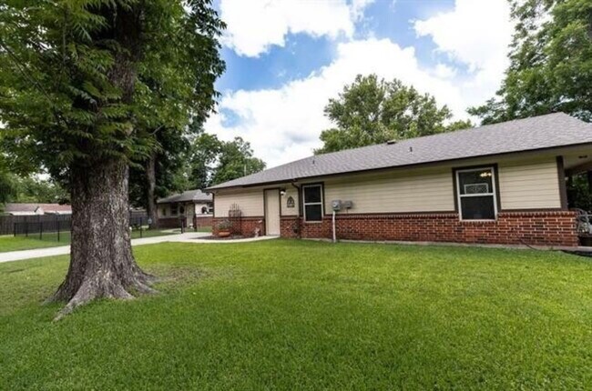 Building Photo - 316 Bales St