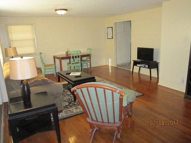 Extra large living room - 1100 Woodland St