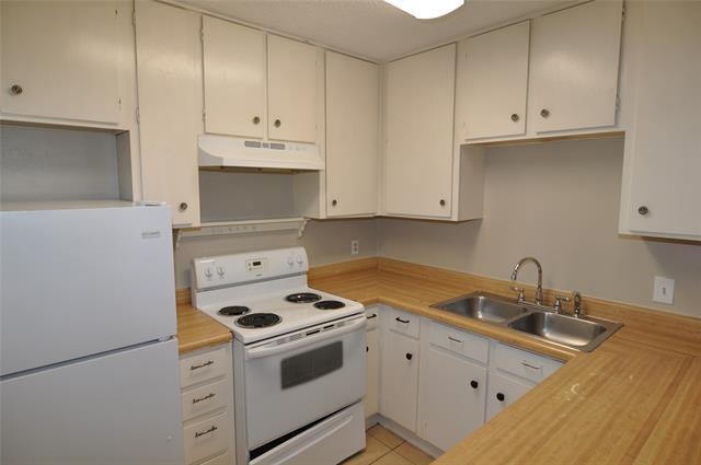 Building Photo - 2032 Oakwood Ct