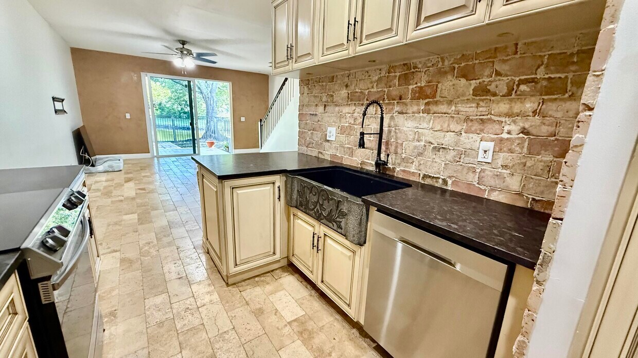 Foto principal - 6306 Crescent Lake Way