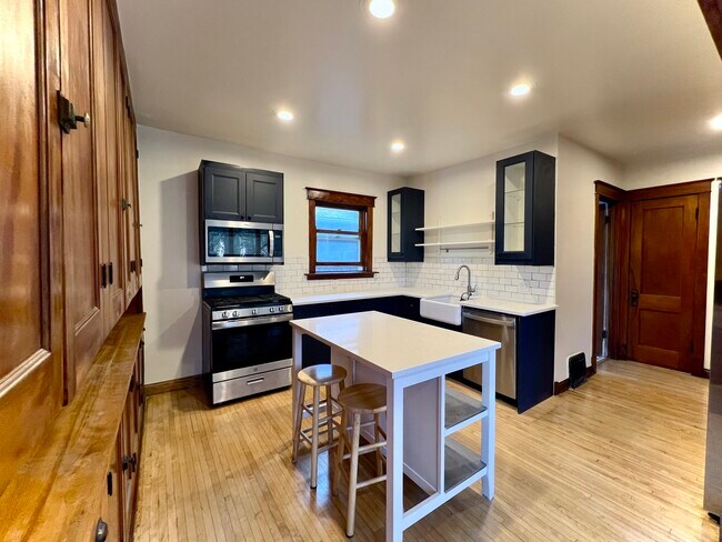 Building Photo - 834 N Humphrey Ave