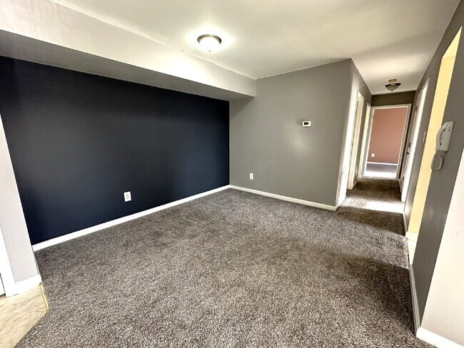 Foto del edificio - COMING SOON! Top Floor Condo in Hampstead