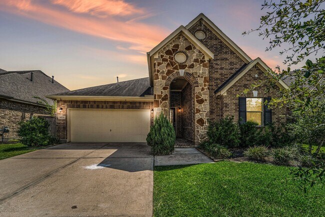 Building Photo - 14726 Woodland Dawn