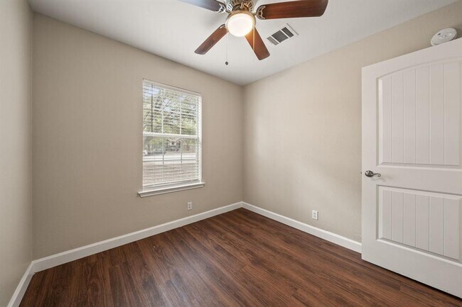 Foto del edificio - 4904 Gnarled Oak Cove