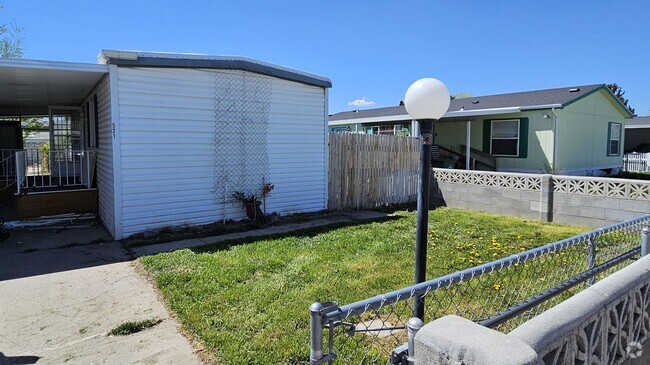 Building Photo - 521 Albatross Dr
