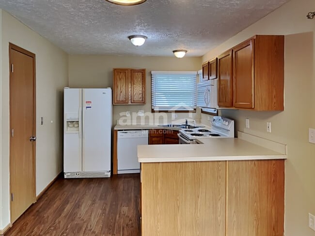 Building Photo - 825 Whitehead Dr