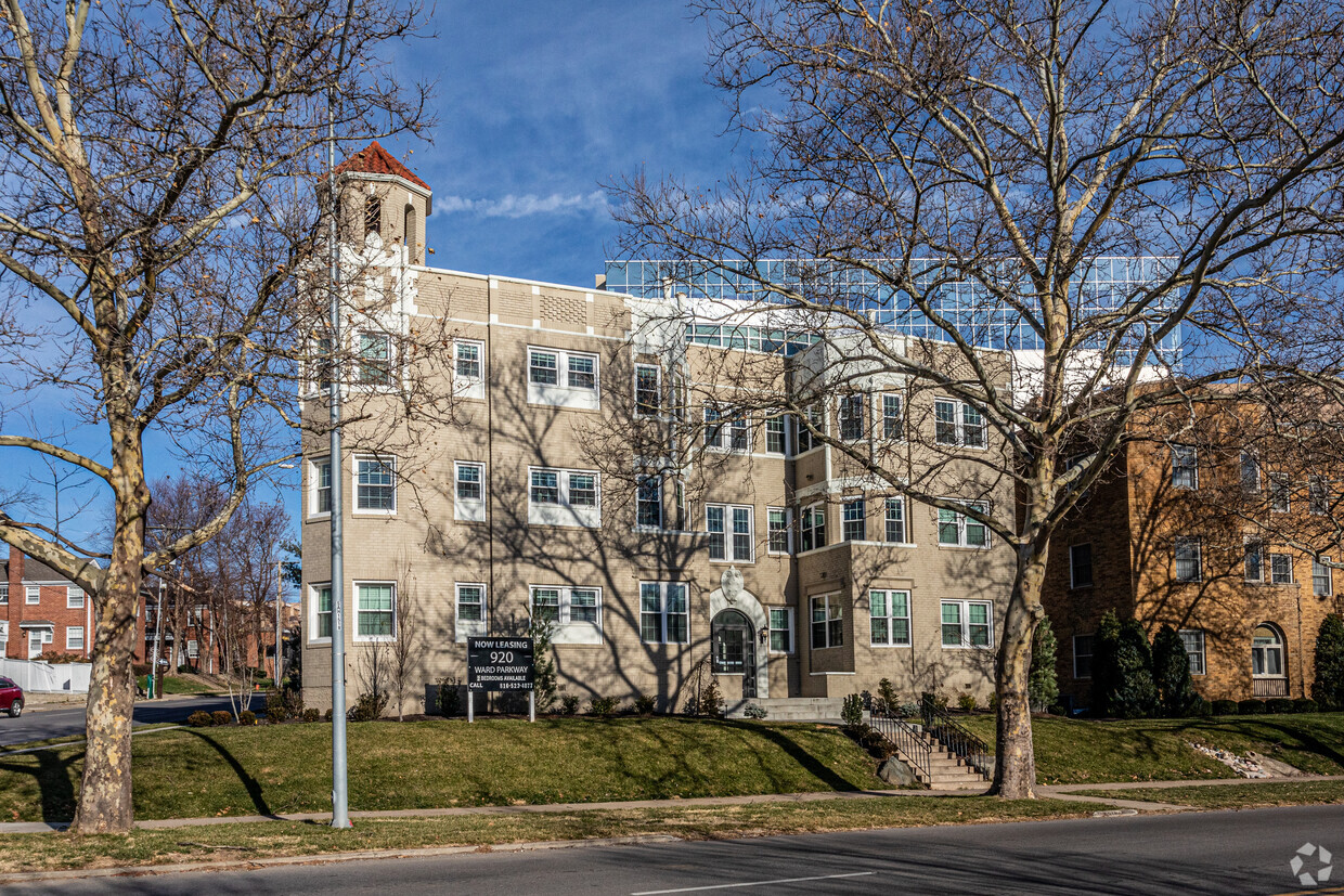 Primary Photo - West Plaza Apartments