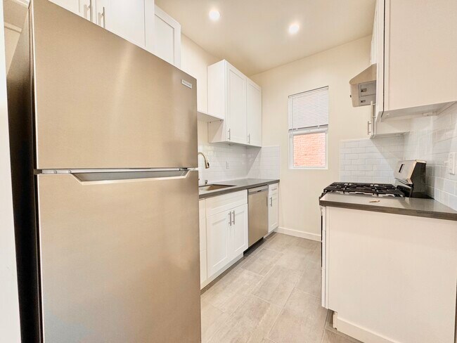 Building Photo - 515-518 3/4 N Mariposa Ave-515 1/2
