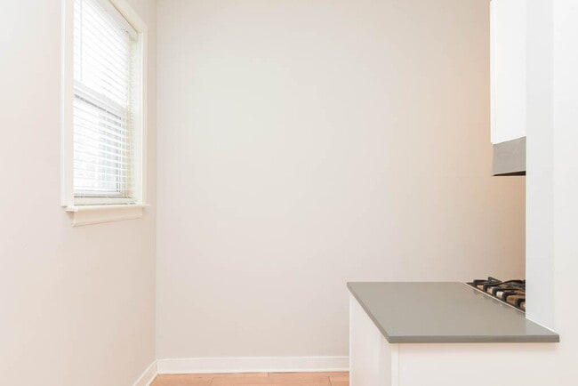 Building Photo - 511 W Belmont Ave