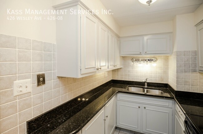 Building Photo - Spacious 1 Bed in Oak Park - New LVP floor...