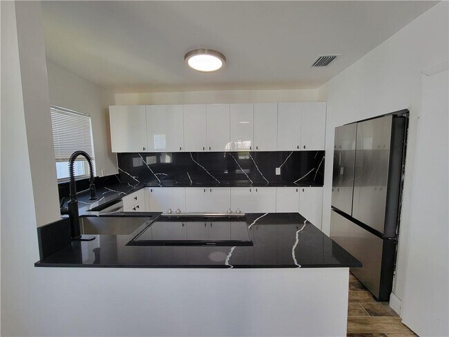 Building Photo - 1744 SW 10th St