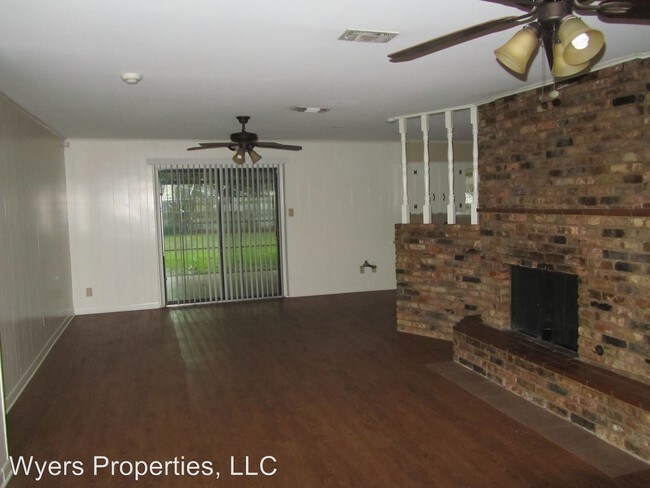 Building Photo - 110 E Fairlane Dr