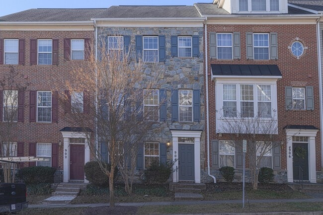 Building Photo - 904 Crestfield Dr