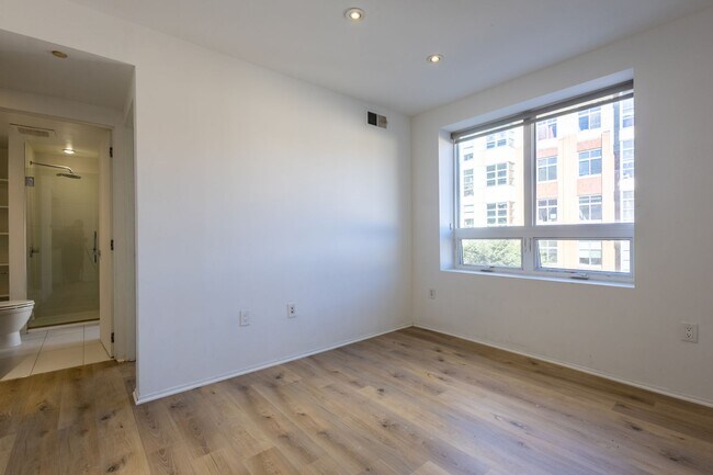Foto del edificio - Cozy 2 BR/2 BA Condo in Reed-Cooke!