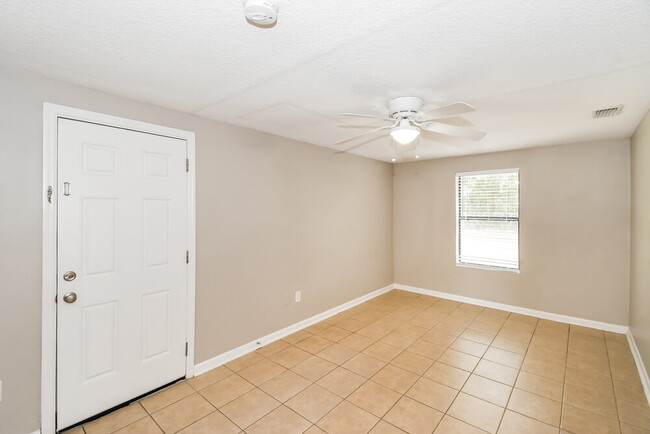 Foto del edificio - 2834 Tanglewood Blvd