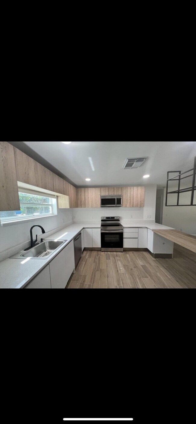 Building Photo - 1074 NW 16th Pl