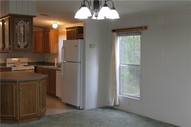 Building Photo - 3 Bedroom - Country Living - 1 acre - Stor...