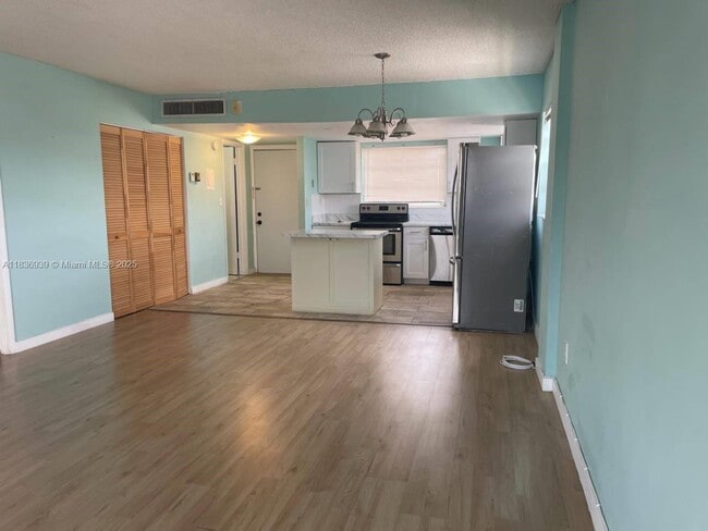 Foto del edificio - 16410 Miami Dr
