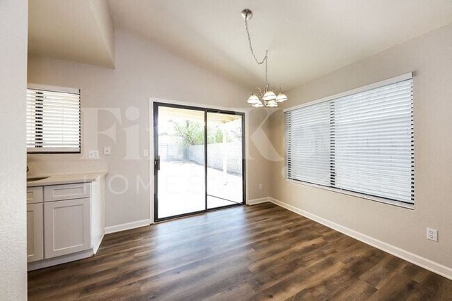 Foto del edificio - 3145 W Crest Ln