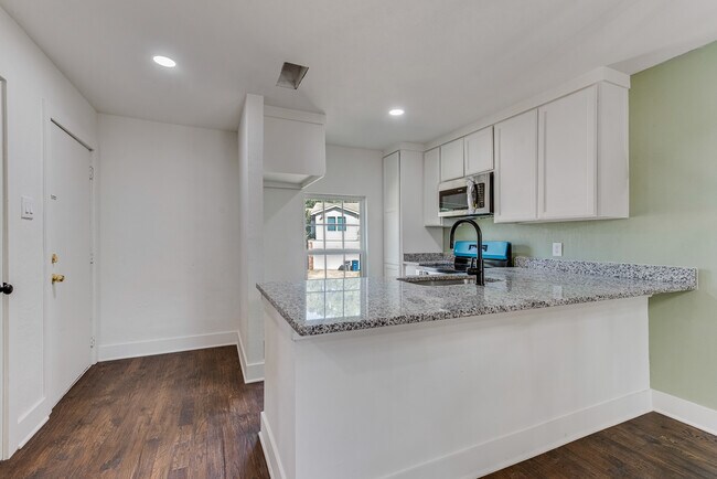 Foto del edificio - 215 Creek Cove Dr
