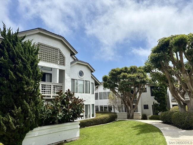 Building Photo - 534 Via De La Valle