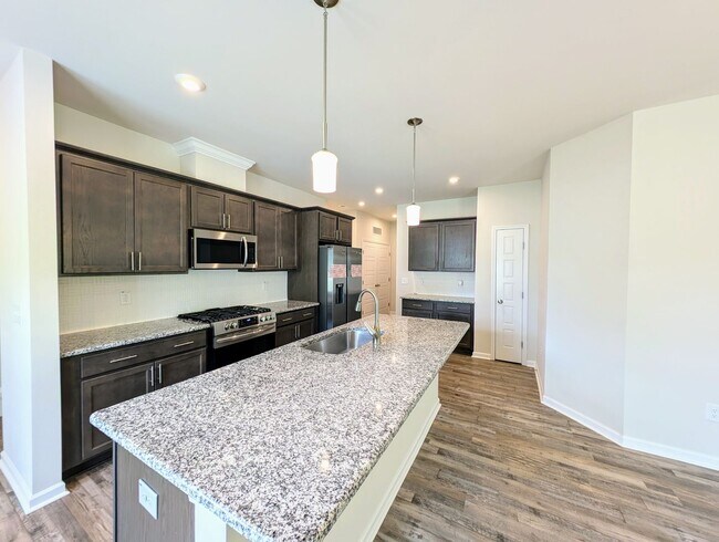 Building Photo - Stunning 4BR/3.5BA End Unit Townhome in Wa...