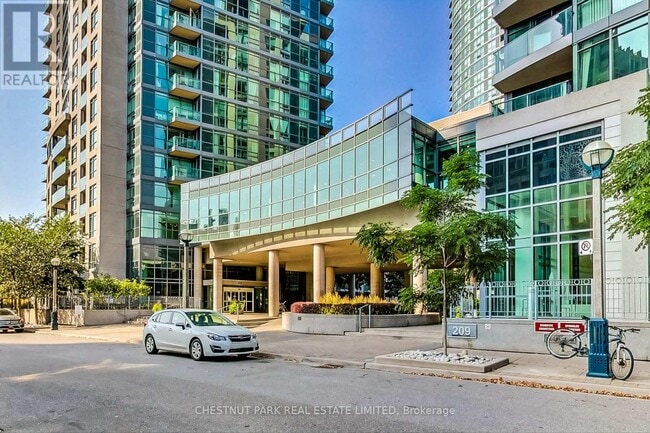 Building Photo - 215 Fort York Blvd