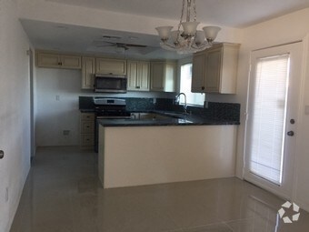 Primary Photo - 43415 20th St W