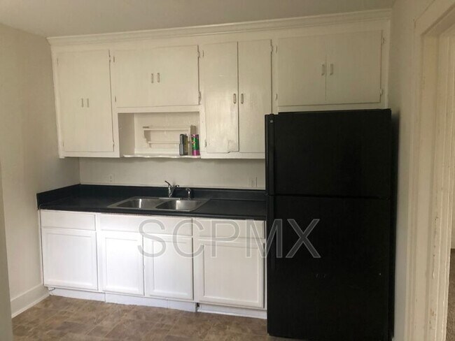 Foto del edificio - 2653 Lawrence Ave