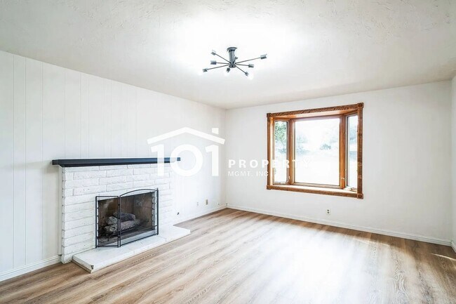 Foto del edificio - Spacious 4-Bedroom Home with 3 Bathrooms and a 2-Car Garage