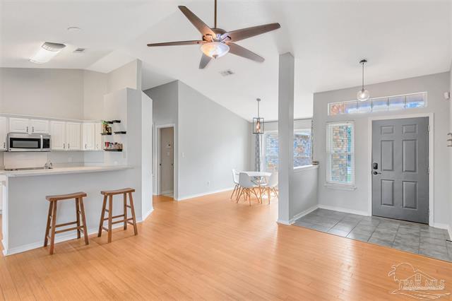 Foto del edificio - 8560 High School Blvd