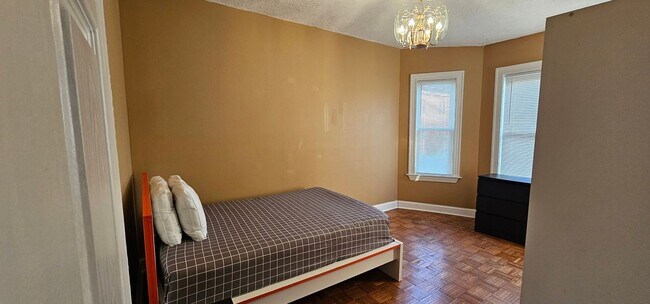Building Photo - 3Bed Near Red Line with Central A/C; Great...