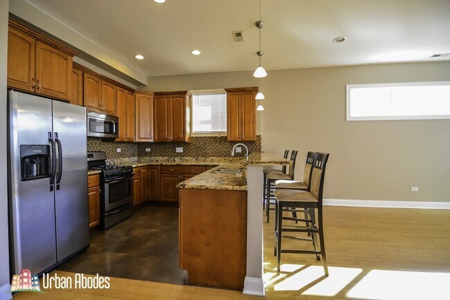 Building Photo - 4006 N Kilbourn Ave